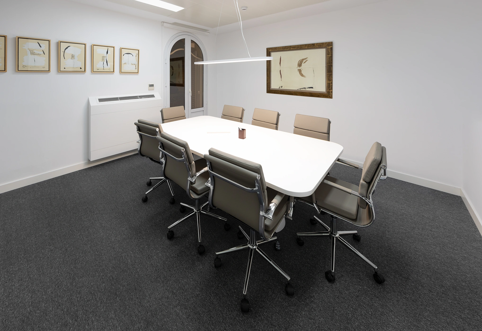 Fotografía de sala de juntas de oficina corporativa para empresas