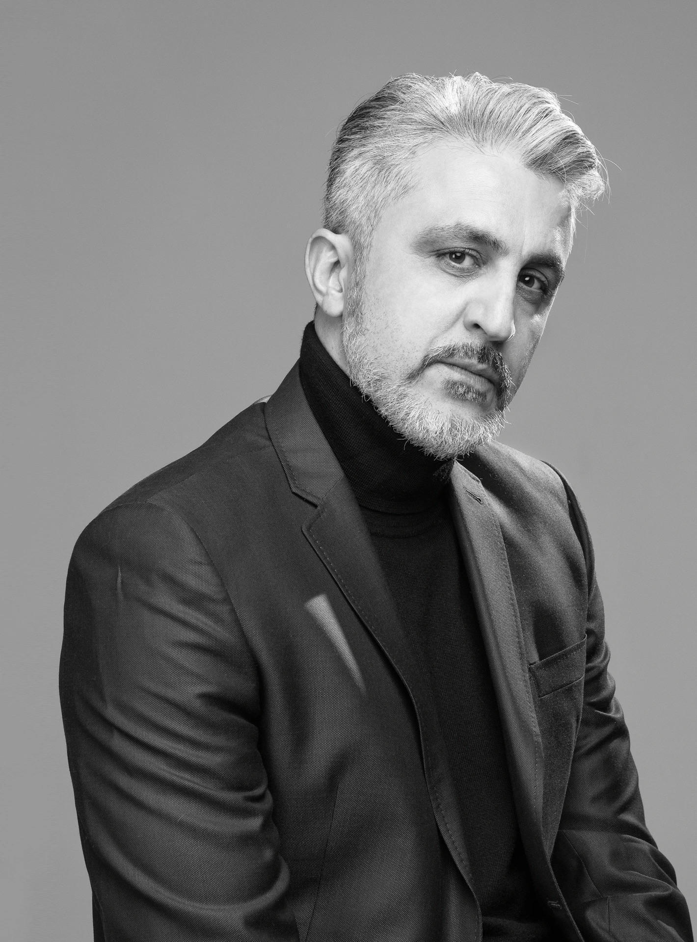 Retrato corporativo profesional en blanco y negro