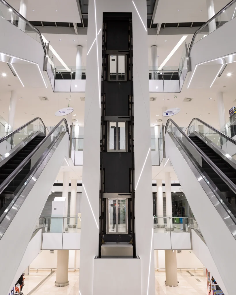 Fotografía de arquitectura escaleras mecánicas centro comercial Plenilunio Madrid
