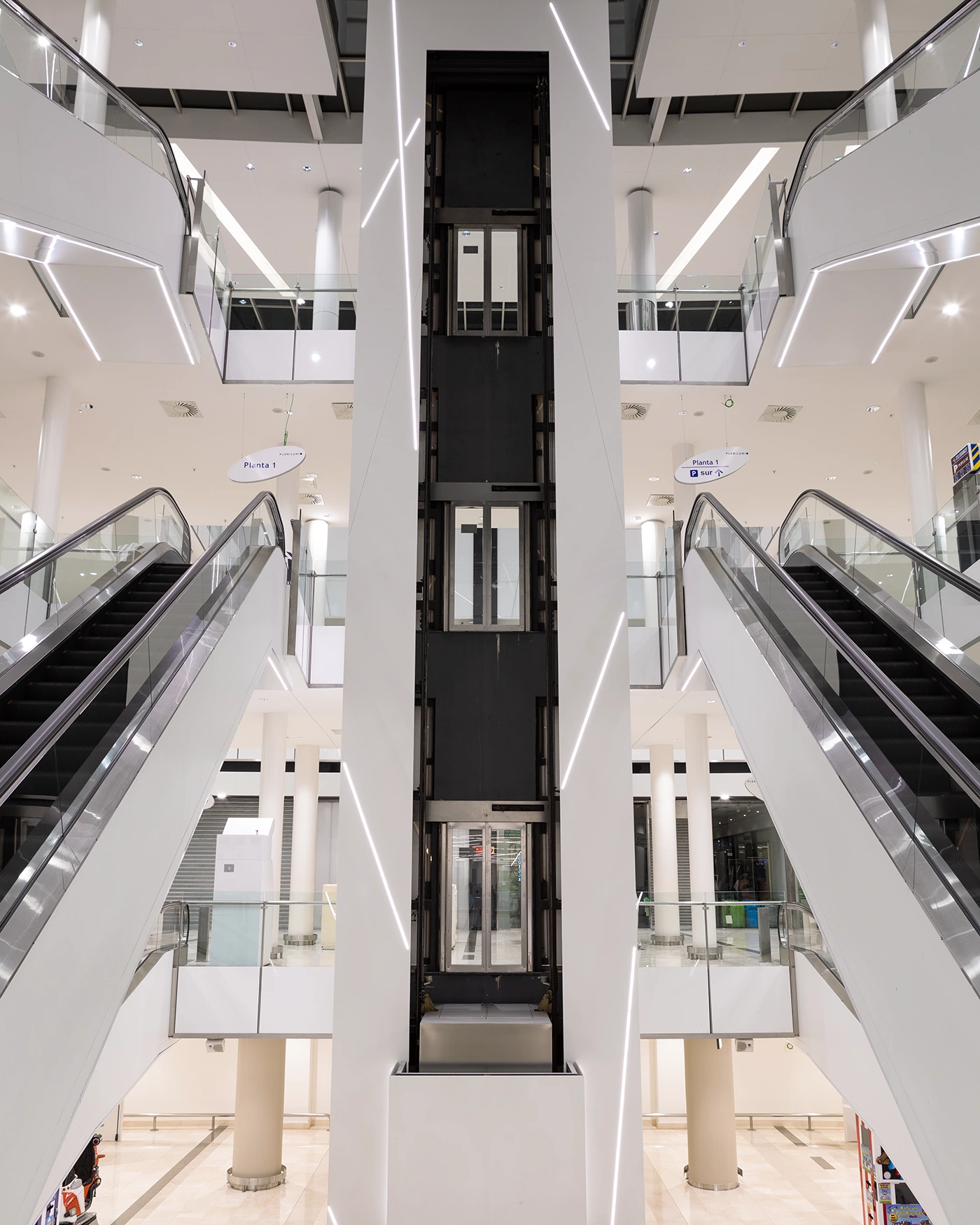 Fotografía de arquitectura escaleras mecánicas centro comercial Plenilunio Madrid