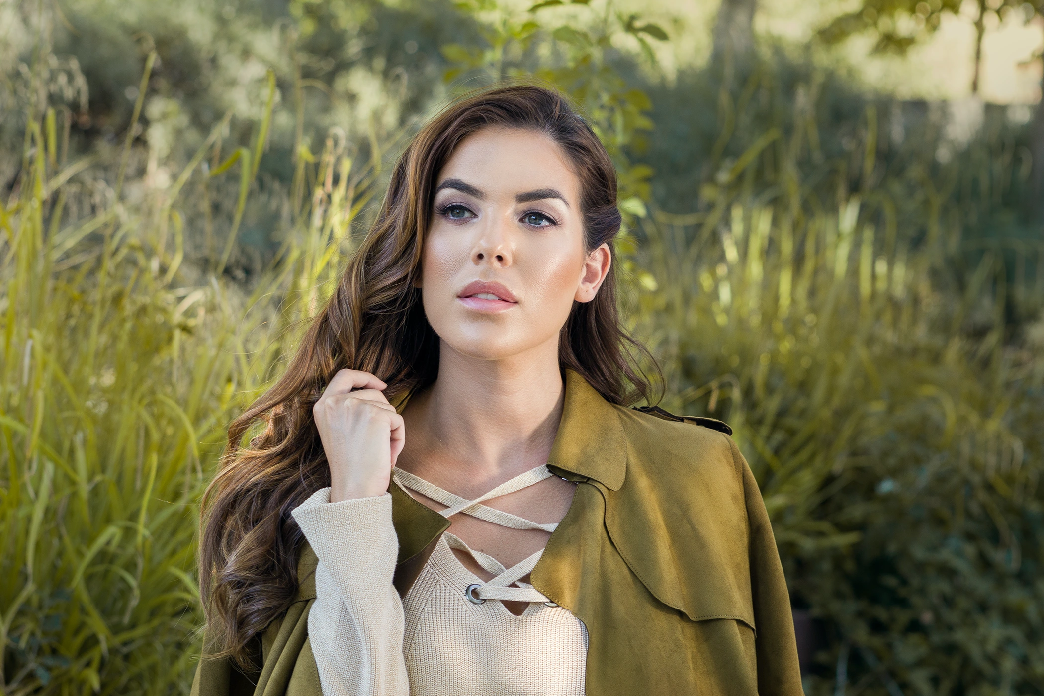 Fotografía editorial exterior de moda mujer