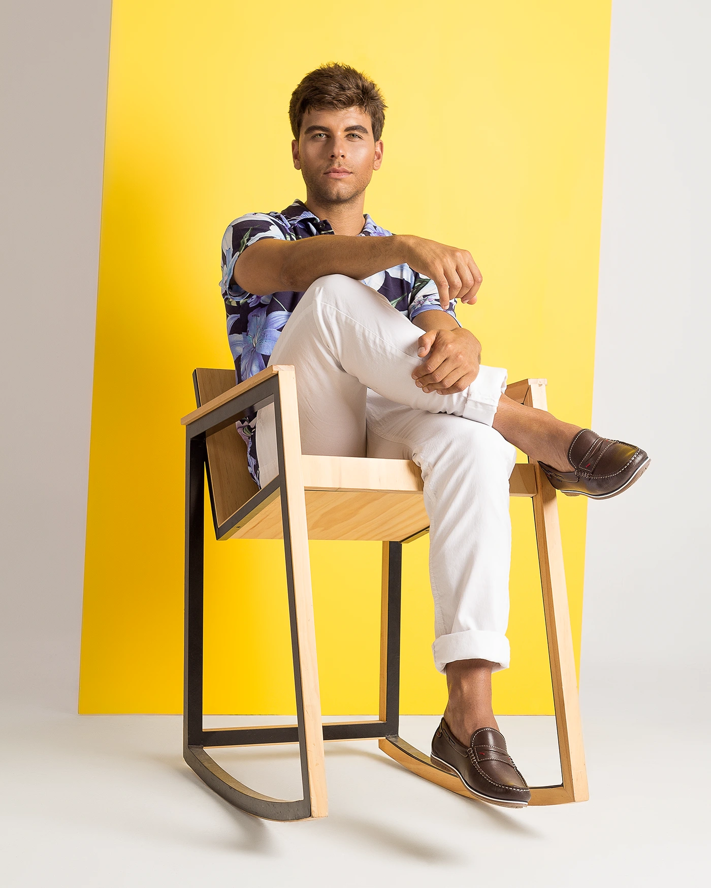 Fotografía de producto modelo masculino con zapatos en estudio