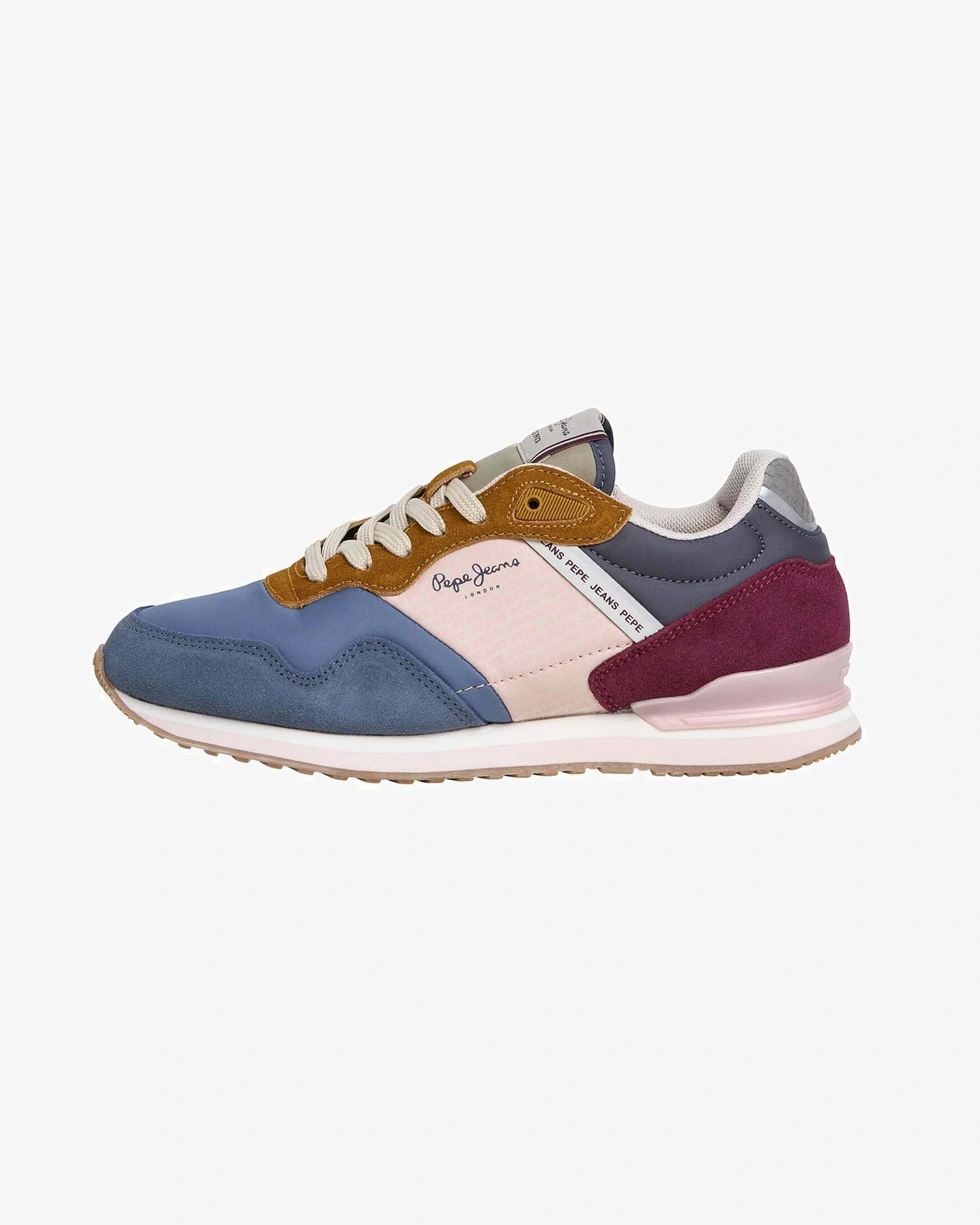 Fotografía de producto zapatilla deportiva fondo blanco