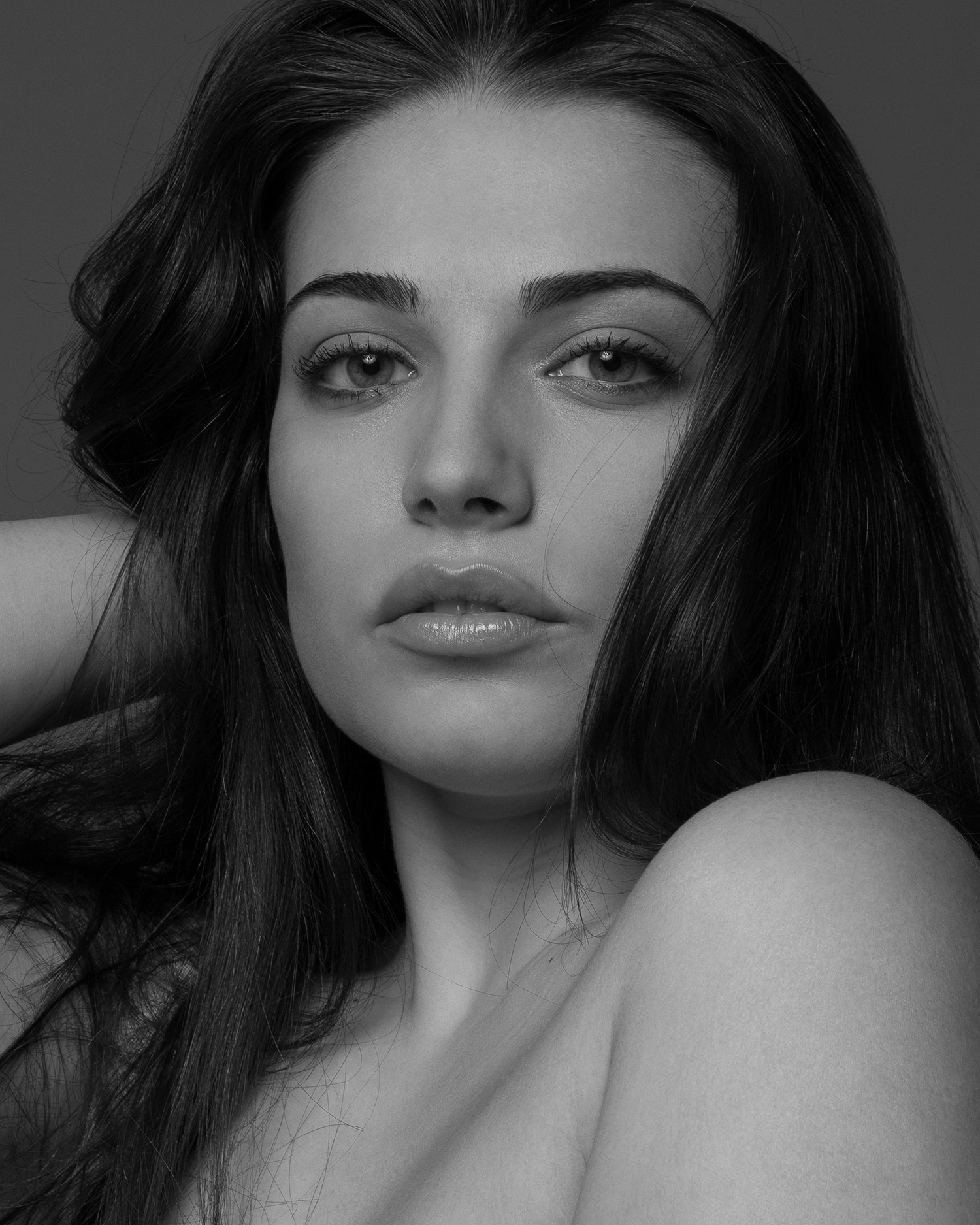 Book de fotos profesional modelo en estudio en blanco y negro