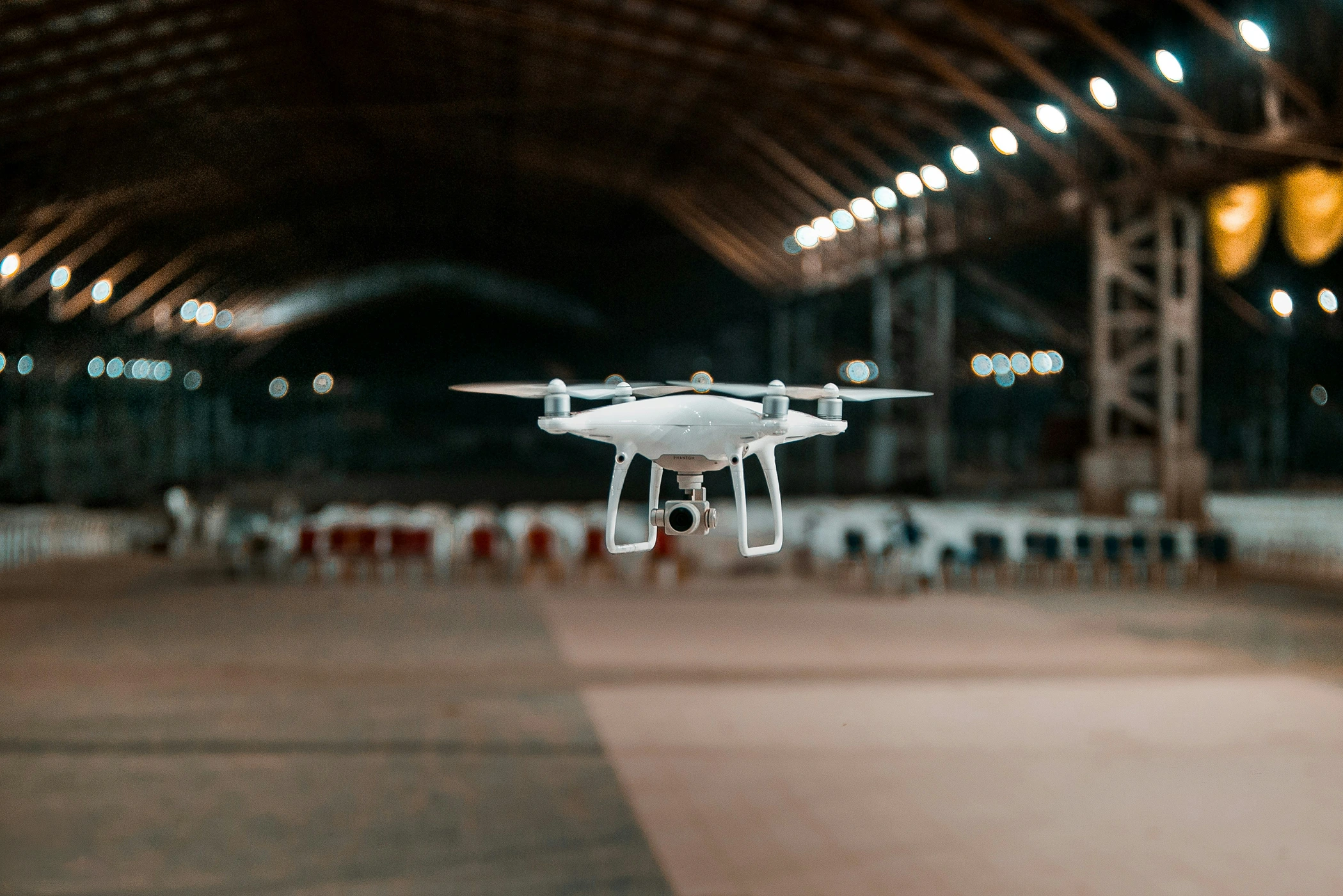 Dron volando en pabellón de eventos corporativos listo para grabar cobertura aérea profesional