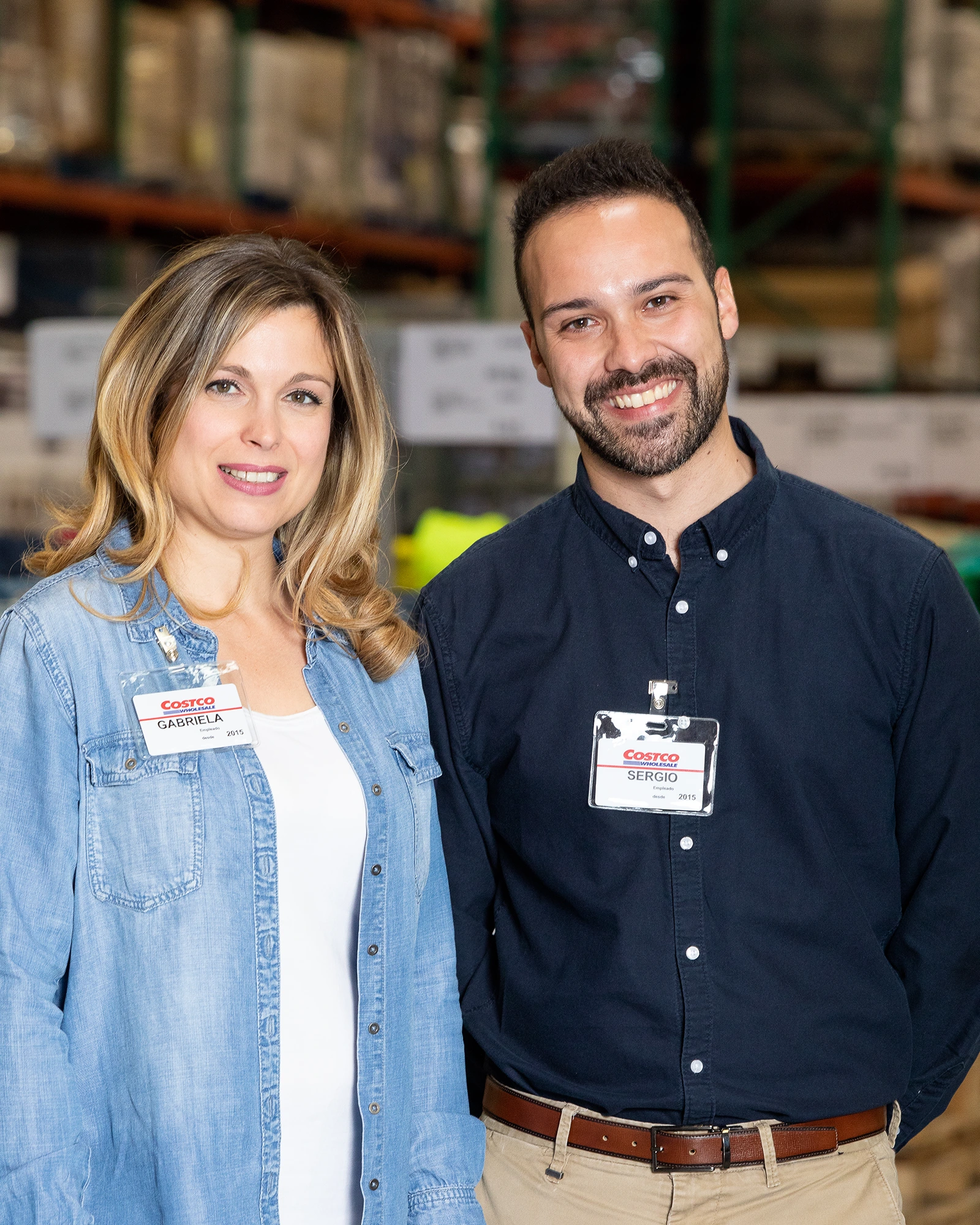 Fotografía corporativa de empleados sonrientes en almacén de Costco