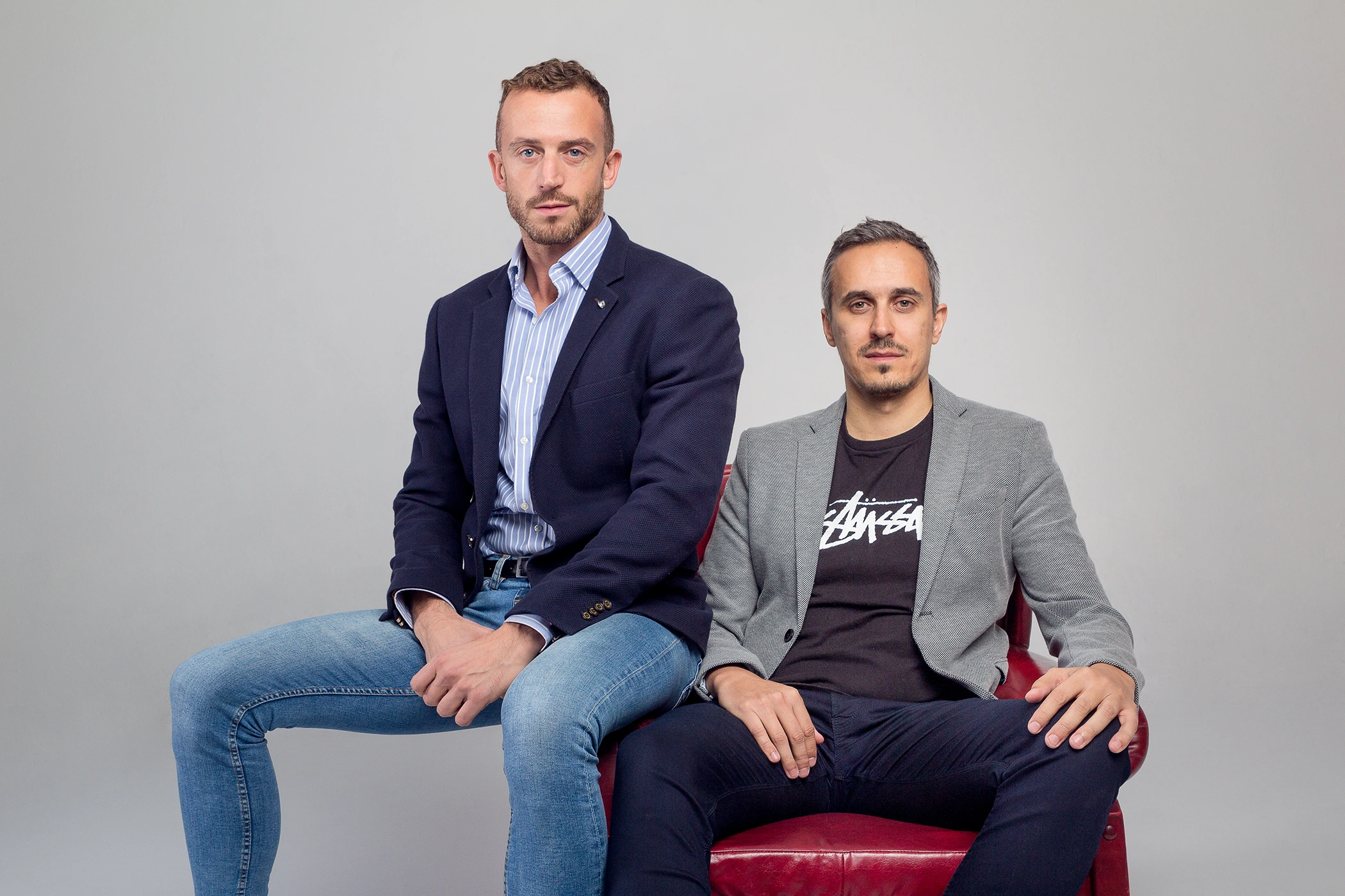 Fotografía corporativa de socios fundadores de startup en estudio
