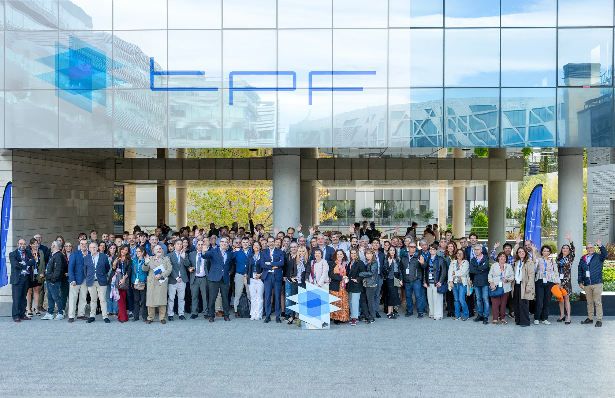 Fotografía de cultura de empresa, equipo completo en inauguración de nuevas oficinas