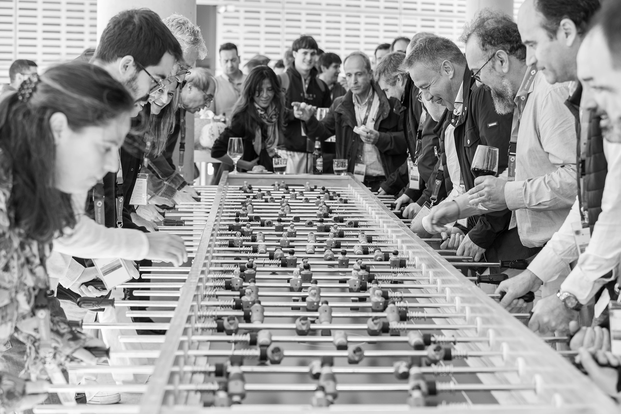 Fotografía de cultura de empresa — team building en evento corporativo en blanco y negro
