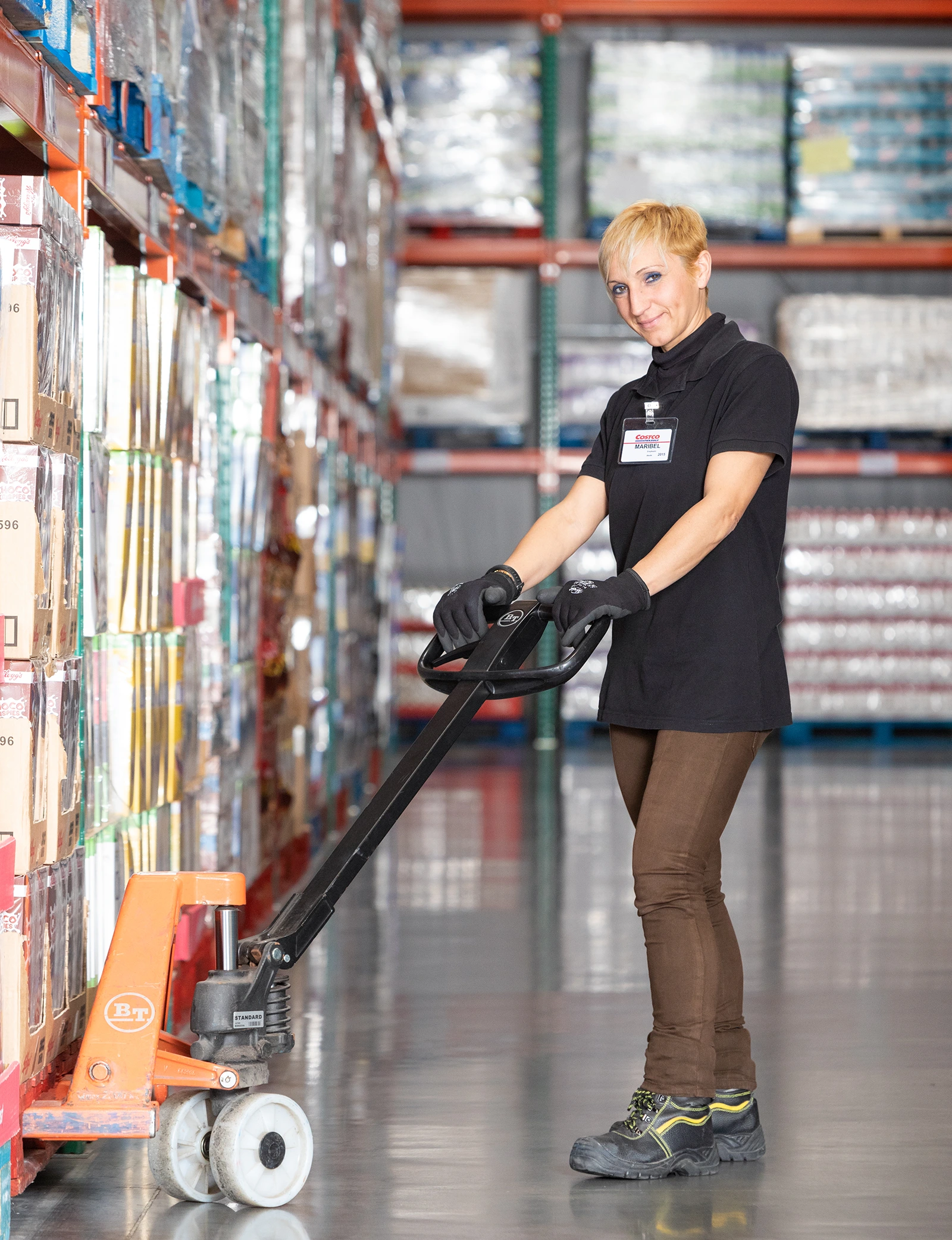 Fotografía de employer branding — empleada trabajando en almacén de Costco