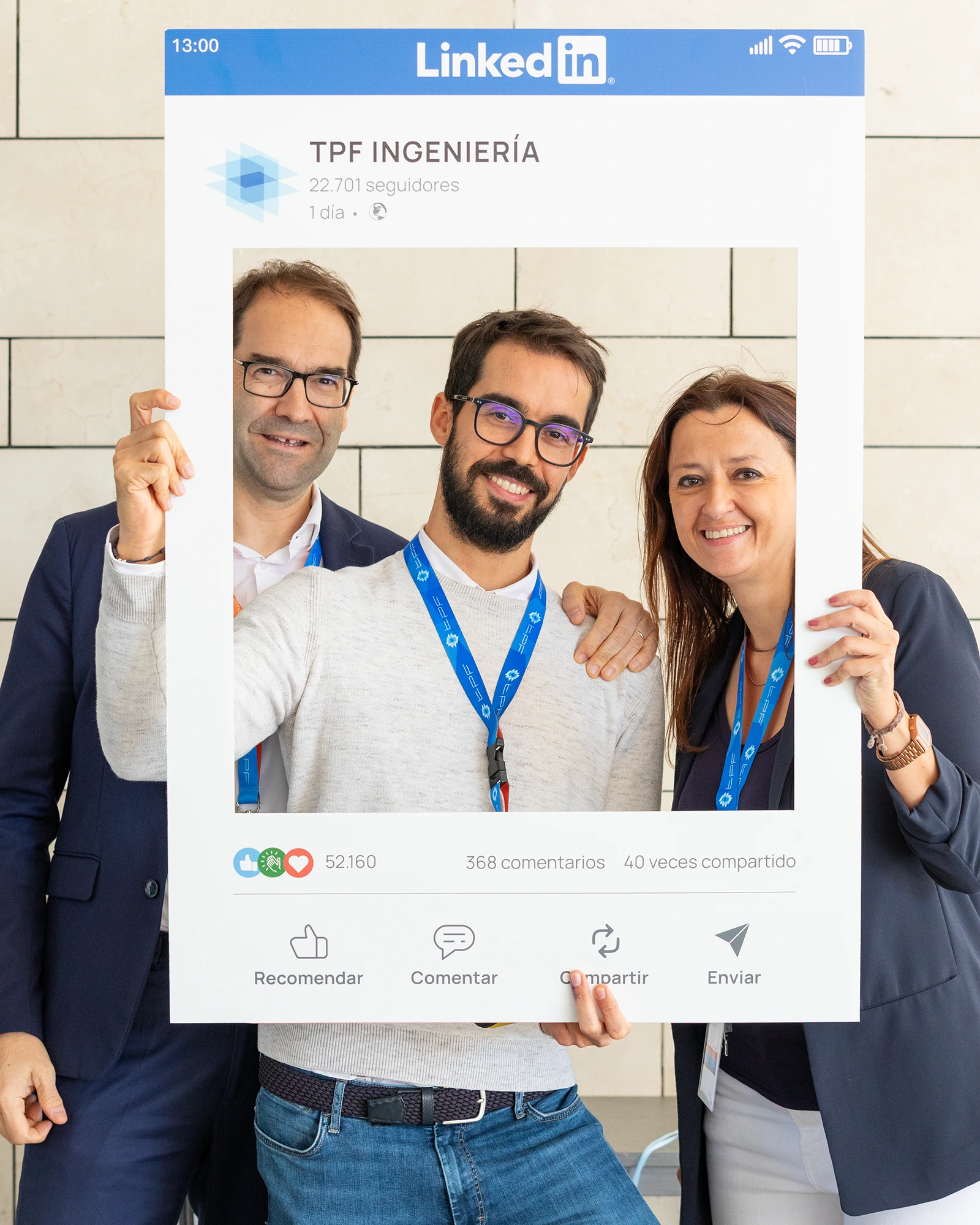 Fotografía de employer branding — equipo en evento corporativo con marco de LinkedIn