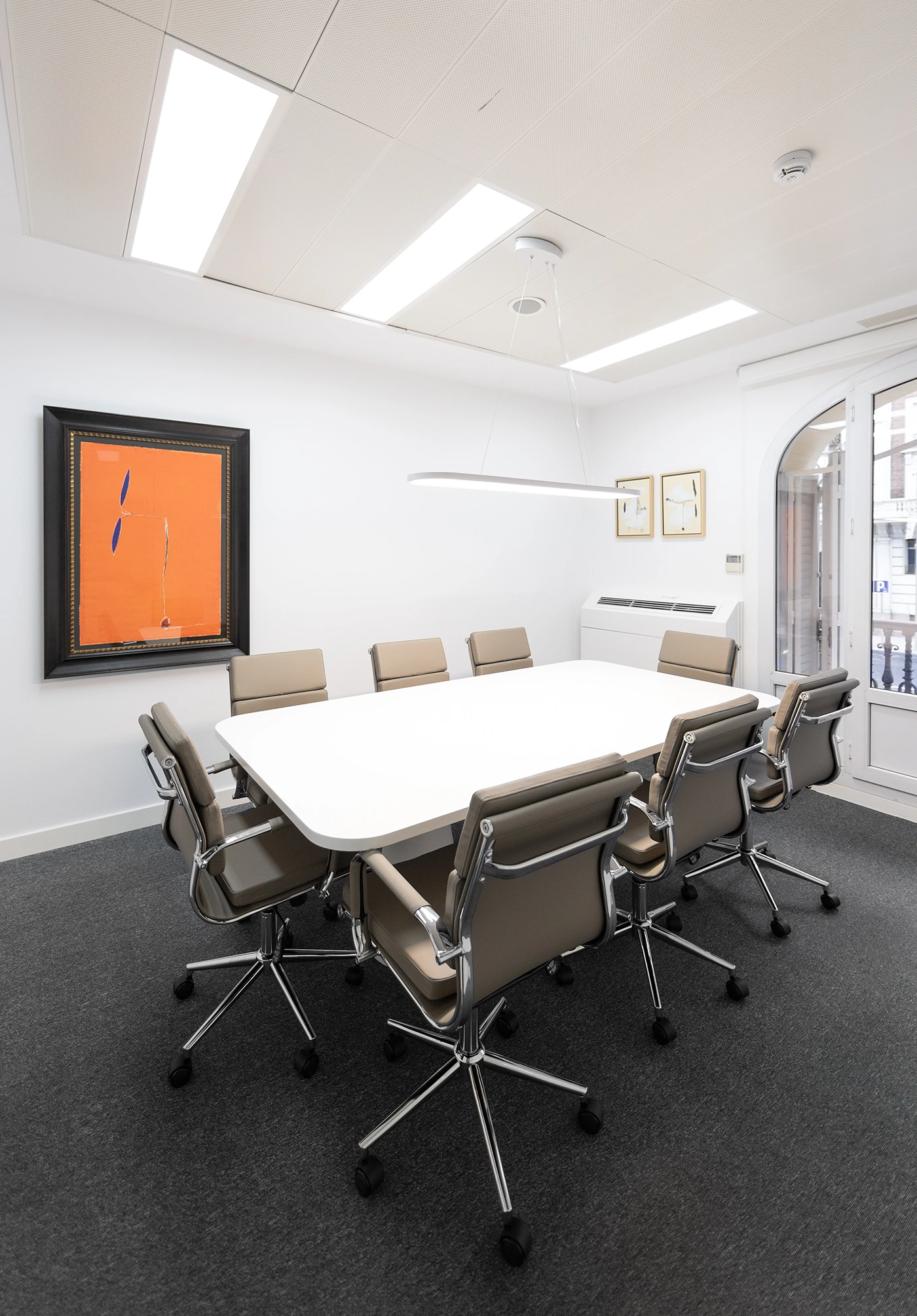 Fotografía de sala de reuniones de despacho profesional
