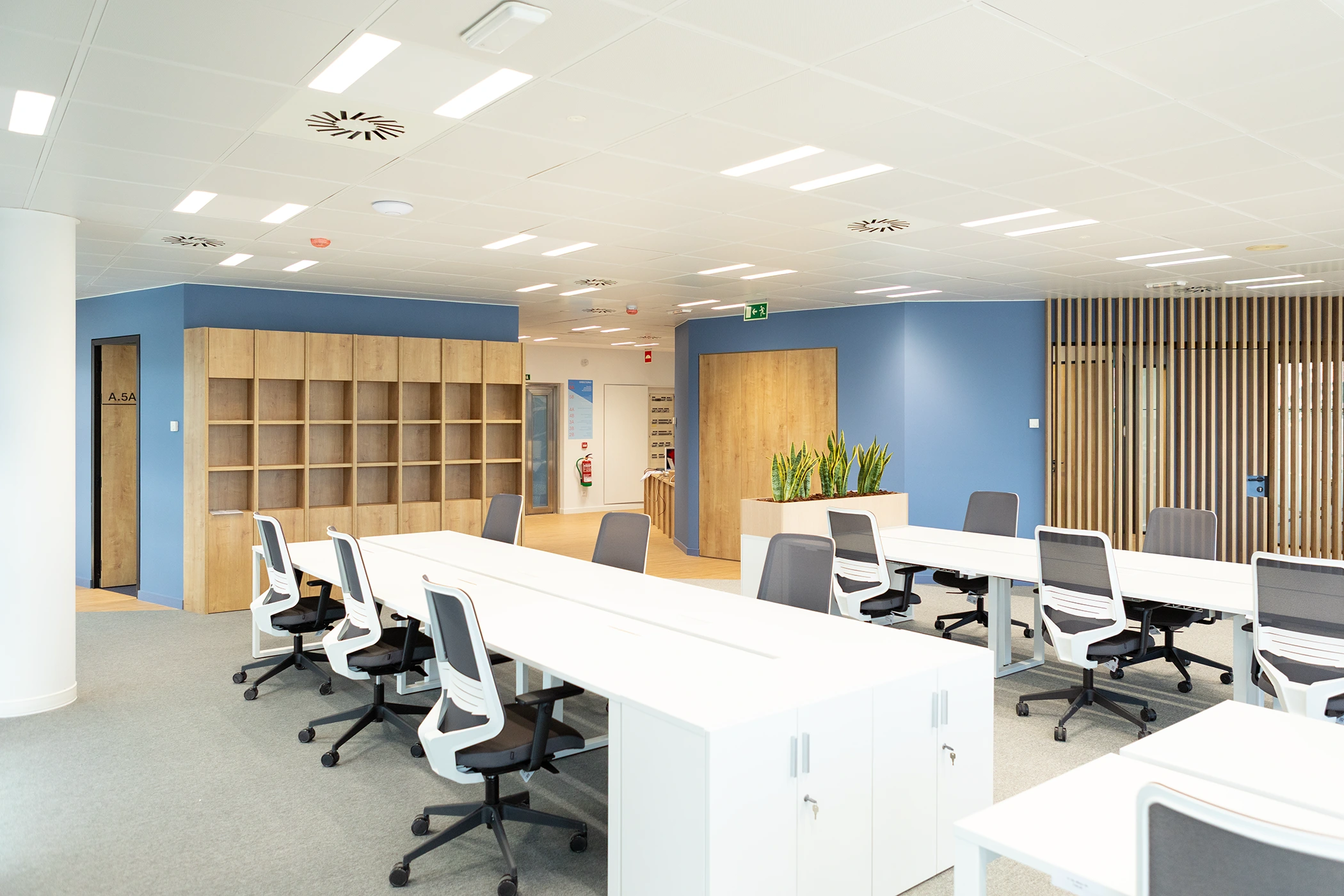 Fotografía de espacio de trabajo de empresa con oficina abierta y diseño moderno