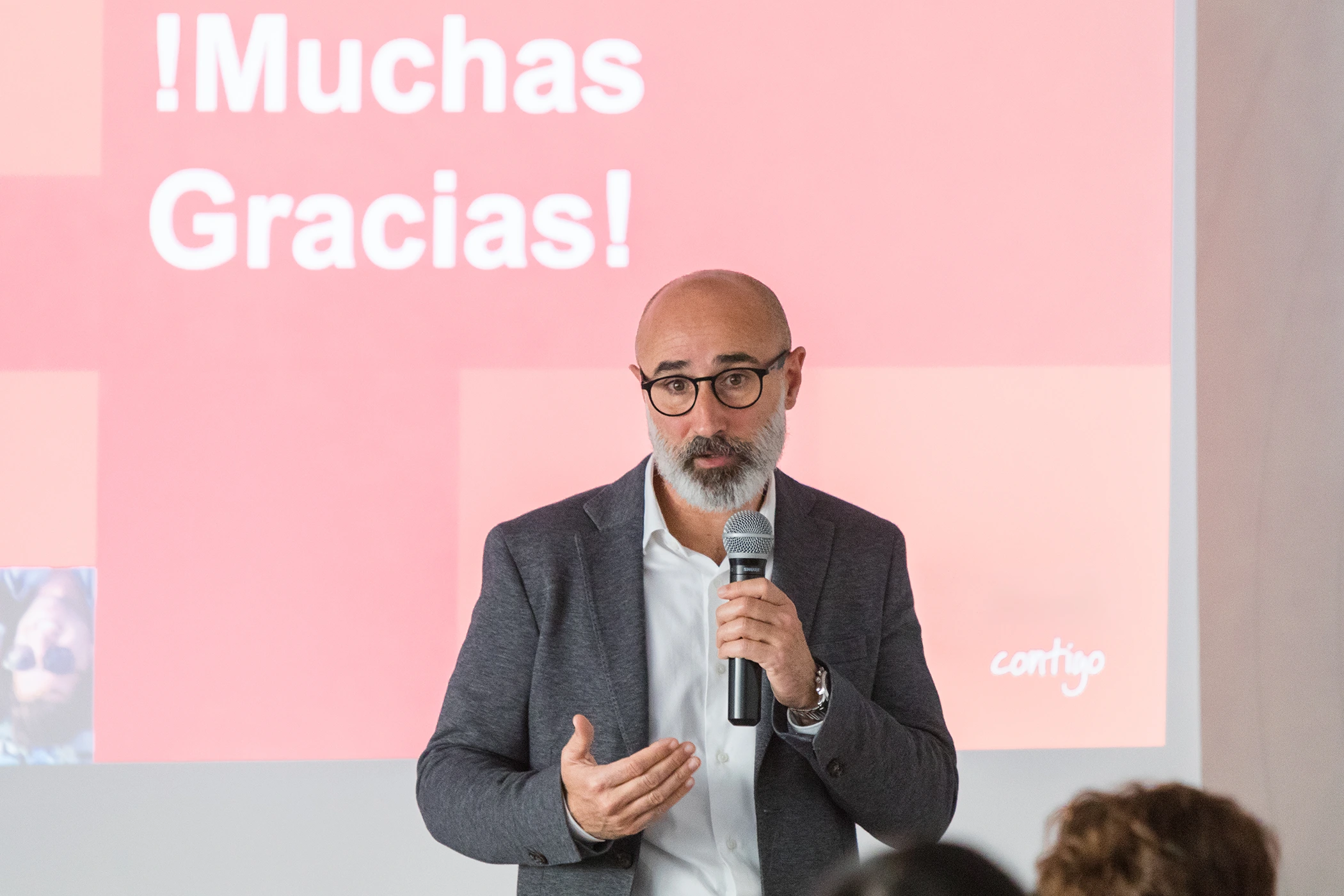 Ponente directivo cerrando una ponencia en conferencia corporativa de marketing en Madrid