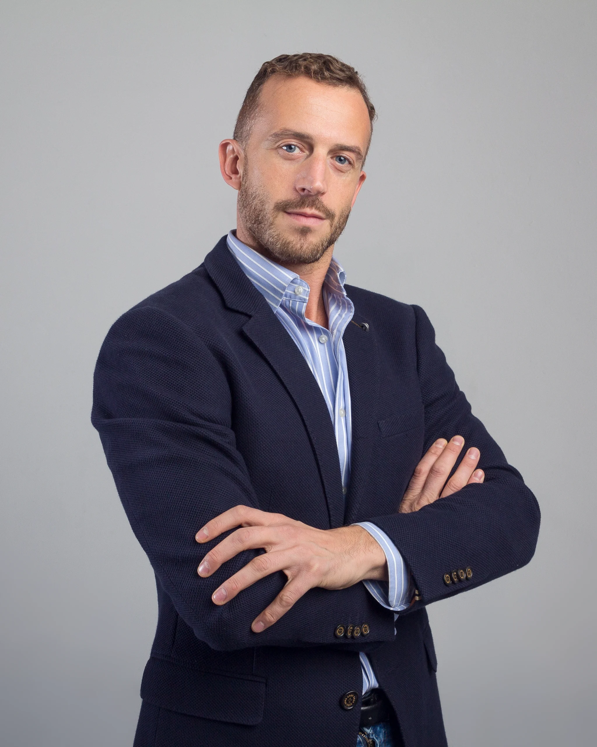 Retrato corporativo de fundador de startup en estudio con fondo gris